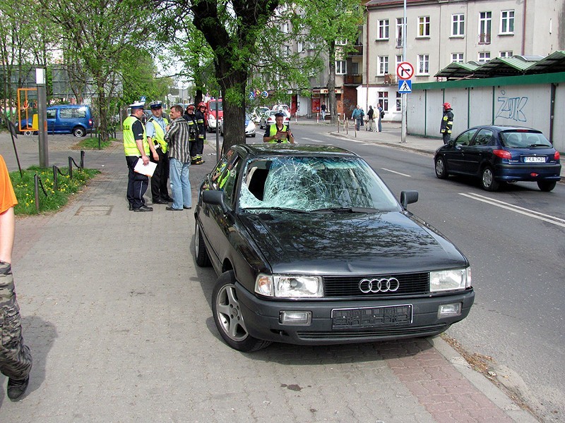 Groźny wypadek w Kaliszu. Potrącenie pieszego na ulicy Legionów. Zdjęcia