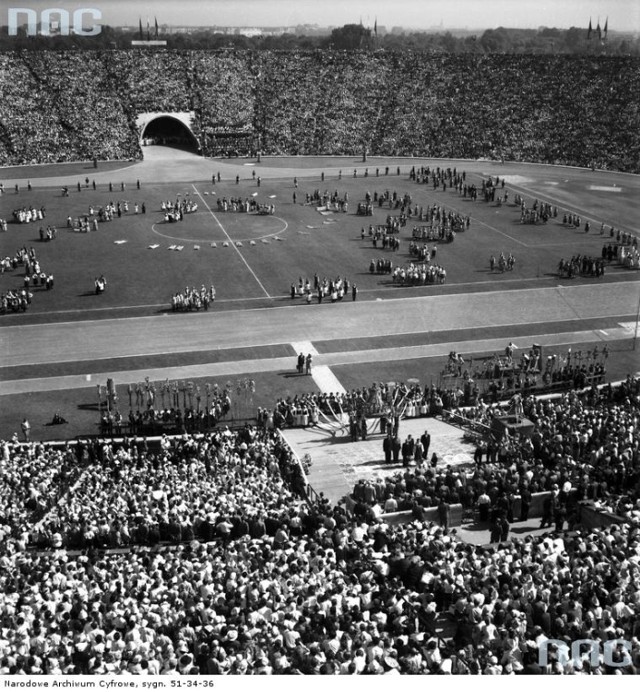 Widok ogólny Stadionu X-lecia z góry podczas pokazów grup regionalnych. Zdjęcie z września 1958 roku.