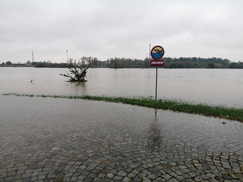 Woda z Wisły wdziera się do Sandomierza! Ławki na bulwarze Piłsudskiego zalane(ZDJĘCIA)