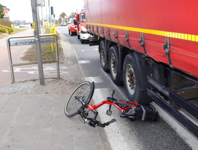 W Starogardzie Gdańskim na przejeździe rowerowym TIR potrącił kobietę kierującą rowerem
