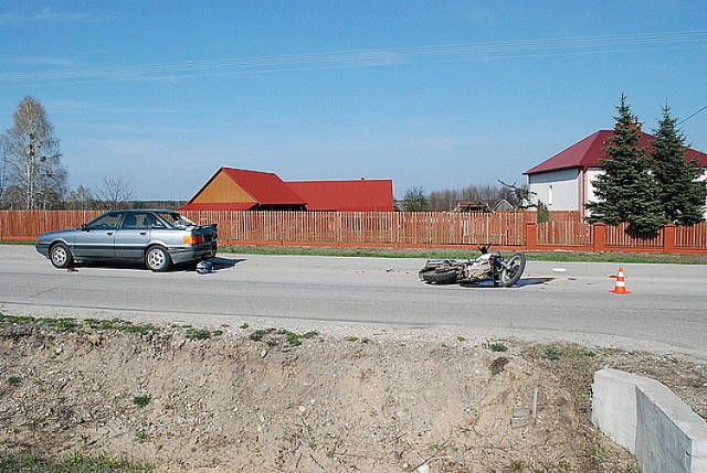 Wypadek w Krzątce. Motocykl zderzył się z autem