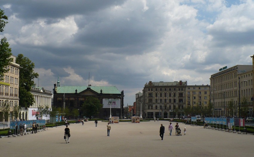 Ekspozycja na placu Wolności (po lewej i prawej stronie)...