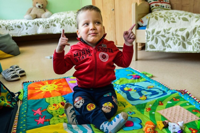 Maciek to mały żartowniś. Czaruje opiekunki w bydgoskim...