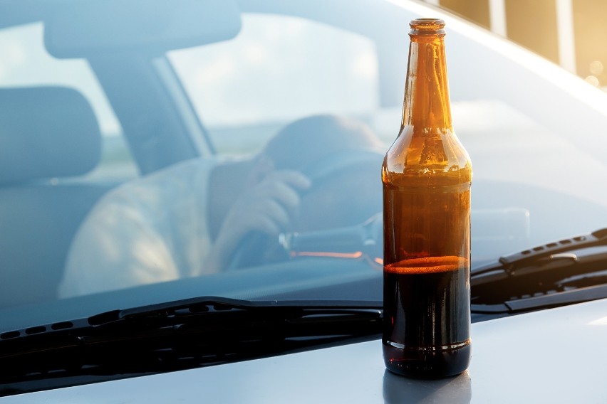 Statystyczny pijany kierowca prowadzi samochód osobowy....