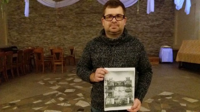 Andrij Savka prezentuje zdjęcie, który zrobił w centrum Świecia. Wkrótce Andrij zamierza zobaczyć i sfotografować Gdańsk.