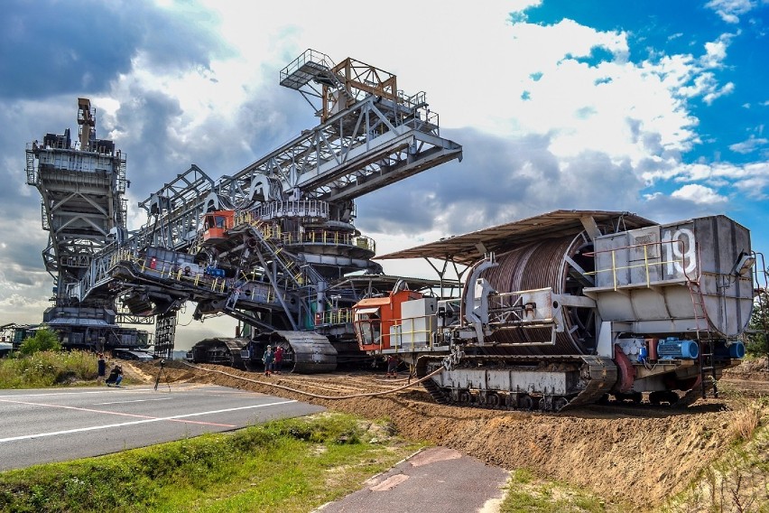 Koparka gigant rozpoczęła podróż do odkrywki Szczerców [ZDJĘCIA]