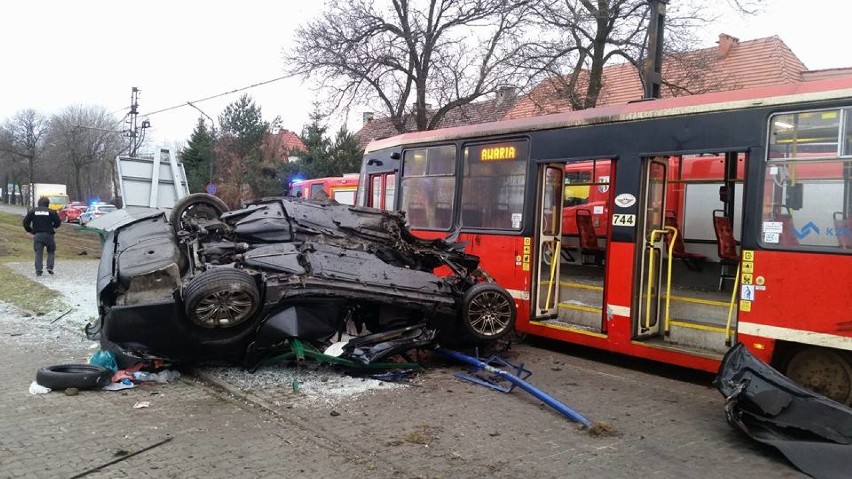 Wypadek w Rudzie Śląskie na ul. Zabrzańskiej. BMW wjechało w przystanek tramwajowy [ZDJĘCIA]