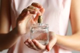 Najlepsze letnie perfumy i zapachy – lista świeżych i lekkich zapachów idealnych na upalne dni