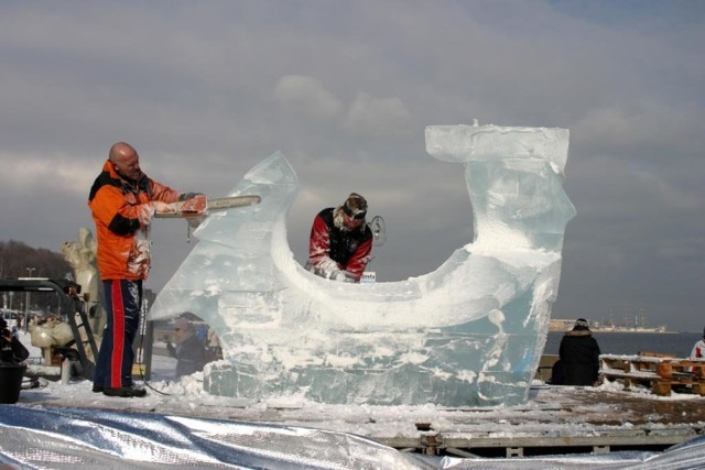 Do stworzenia syreny wykonano ok.  30 brył lodowych. Fot. Tomasz Kolowski