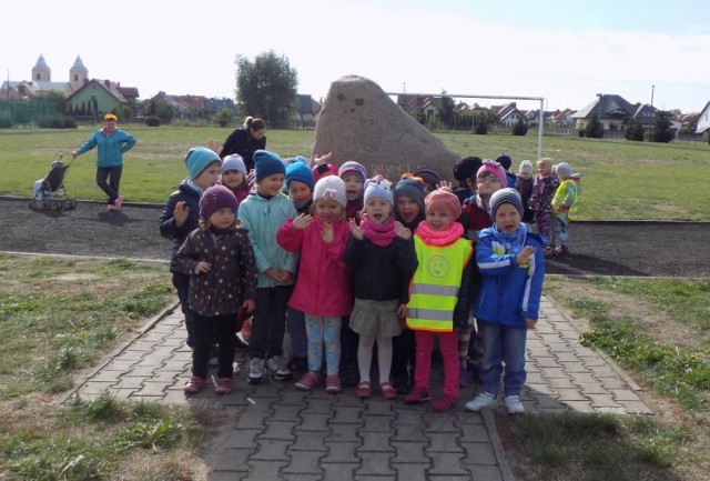 Przedszkolaki pod pamiątkowym gałazem przypominającym wizytę Jana Pawła II w Łowiczu