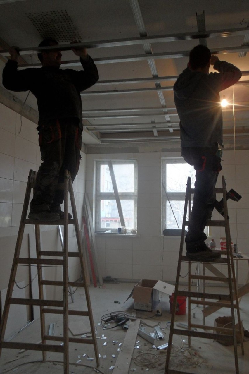 Robotnicy przeprowadzają generalny remont budynku ZLO....