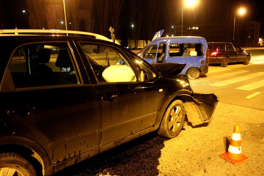 Wypadek na Dąbrowskiego w Łodzi. 8-miesięczne dziecko wypadło przez okno auta [ZDJĘCIA]