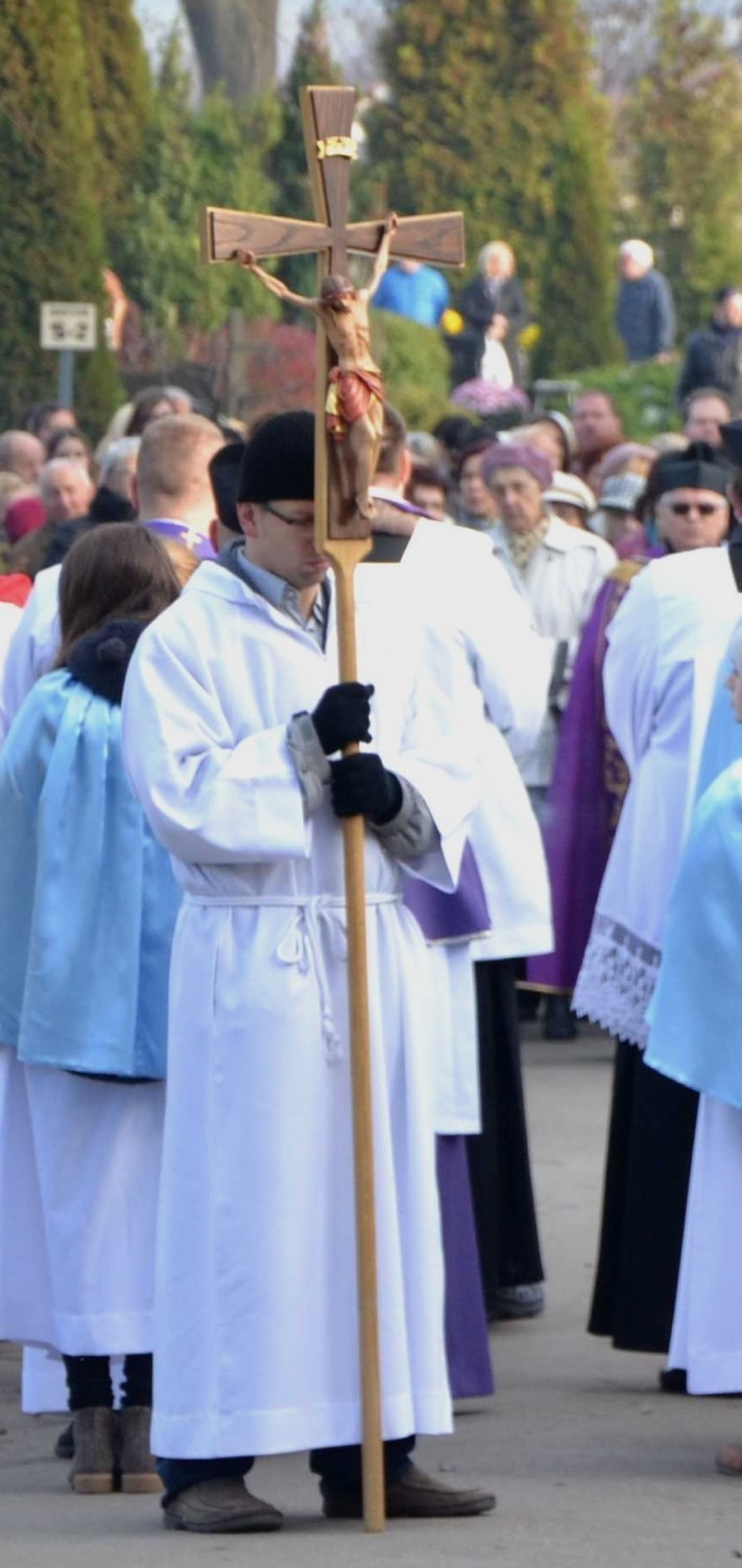 Procesja na Wszystkich Świętych w Malborku [ZDJĘCIA]. Uroczystość na Cmentarzu Komunalnym