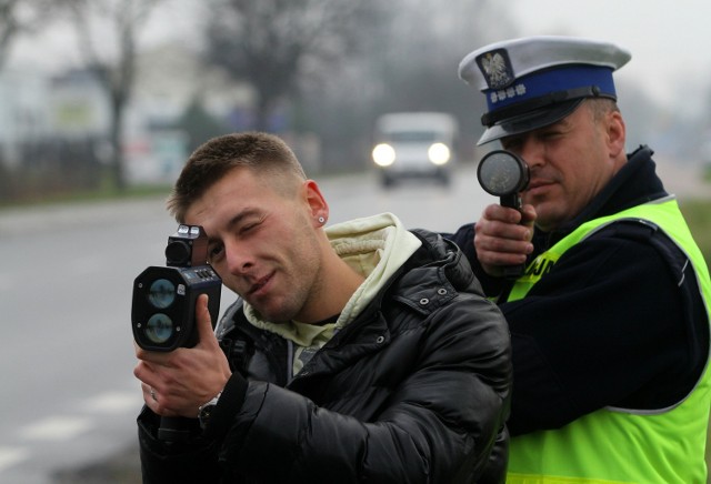 Jakub Kulman wraz z policją kontrolował dziś prędkość kierowców na ul. Łódzkiej w Piotrkowie