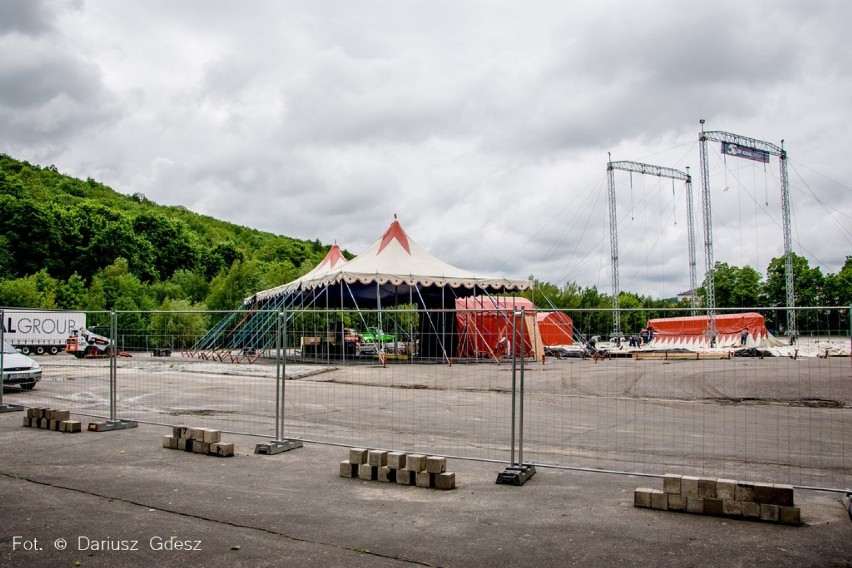 Wałbrzych: Szwajcarzy budują wielki namiot cyrkowy dla pracowników Ronala