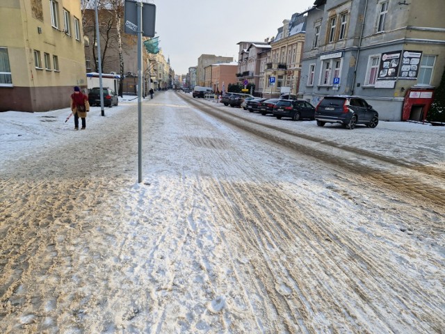 Ścieżka rowerowa  w centrum Leszna jak tor narciarski. Kto powinien ją odśnieżyć? - pytają mieszkańcy