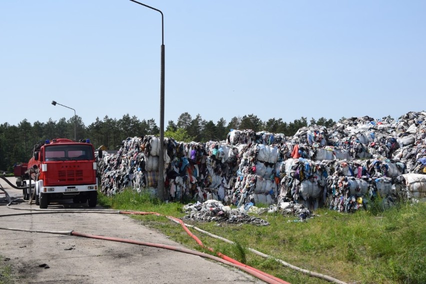 Znów pali się składowisko tekstyliów w Kamieńcu (14.07.2022). Na miejscu działa osiem jednostek straży pożarnej