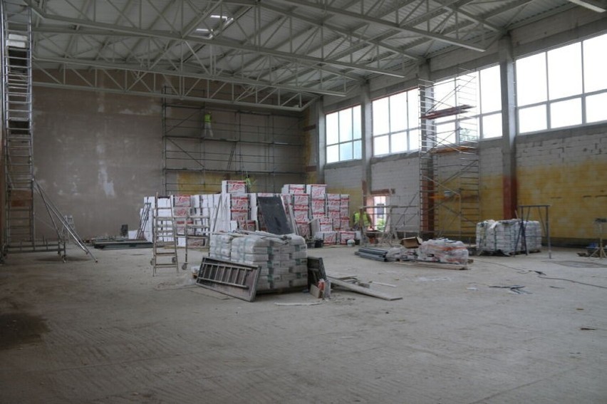 Nowa hala sportowa Szkoły Podstawowej Nr 6 w Starachowicach coraz bliże