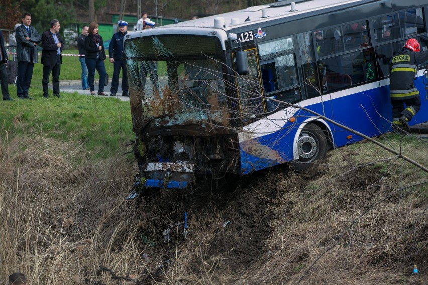 Kraków. Autobus MPK wpadł do rowu. Są ranni [ZDJĘCIA]