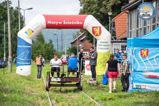 Już po raz 10 Stronie Śląskie było gospodarzem nietuzinkowej szalonej rywalizacji sportowej podczas drezyniady przy zabytkowym dworcu kolejowym, który dziś od lat jest centralnym miejscem kultury, edukacji i turystyki w tej malowniczej gminie położonej w południowej części powiatu kłodzkiego. To nie tylko narciarska mekka Dolnego Śląska.