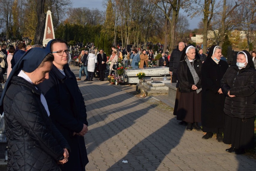 Wszystkich Świętych Gniezno 2021. Procesja i msza święta na cmentarzu św. Piotra