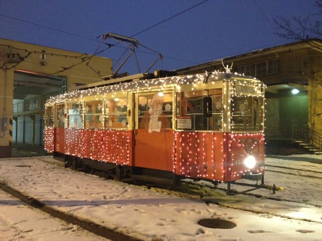 Ponad 150 metrów lampek choinkowych ozdobiło świąteczny tramwaj ...