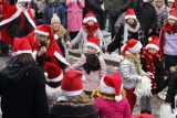 Mikołajki i Jarmark Świąteczny w Lipce. Święty Mikołaj przyjechał na saniach i rozdał prezenty wszystkim dzieciom