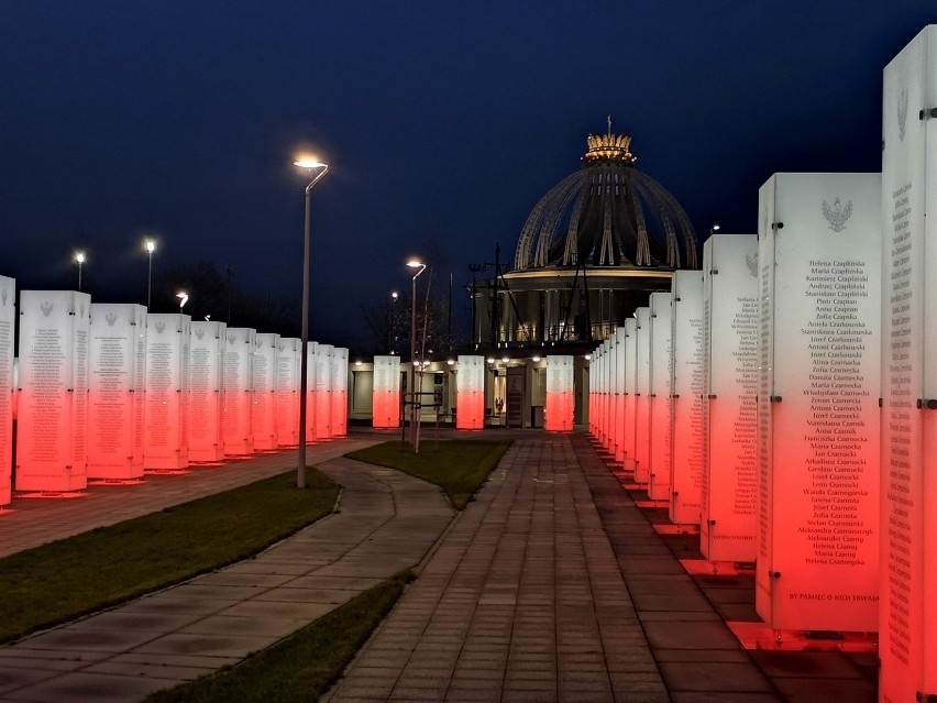 Imperium o. Rydzyka w toruńskim Porcie Drzewnym nocą wygląda...