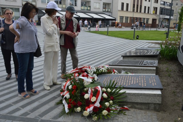 Przy nowo odsłoniętej tablicy zatrzymywali się opolanie.