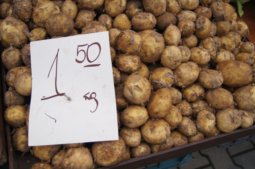 Ceny owoców i warzyw na miejskim targowisku w Radomsku....