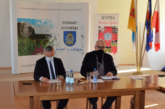 Sytuacją omówił Powiatowy Lekarz Weterynarii w Rypinie Jacek Pilarski (z prawej)