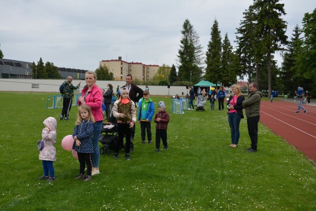 Gry i zabawy sportowe na stadionie w Sulechowie