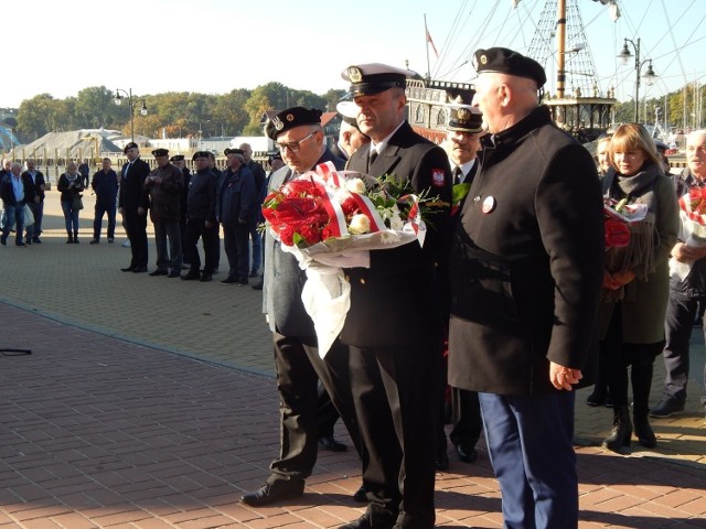 W Ustce w trzecim dniu zjazdu rezerwy Marynarki Wojennej obyła się uroczystość złożenia wiązanek pod pomnikiem Ludziom Morza