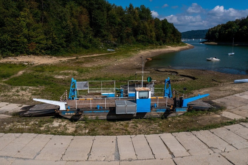 Coraz bardziej obniża się poziom wody w Jeziorze Solińskim [ZDJĘCIA]