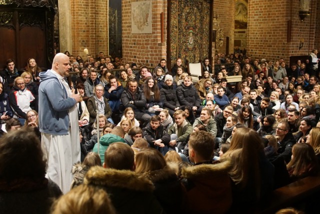 Poznań: Rekolekcje z ojcem Szustakiem znów przyciągnęły tłumy [ZDJĘCIA]