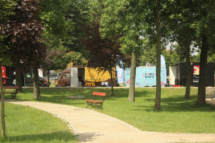 Burgery, frytki i inne pyszności. Zlot Food Trucków w łukowskim Parku Miejskim. Zobacz zdjęcia