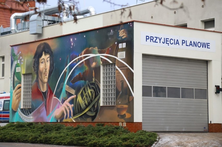 Mural z Mikołajem Kopernikiem na budynku szpitala miejskiego...