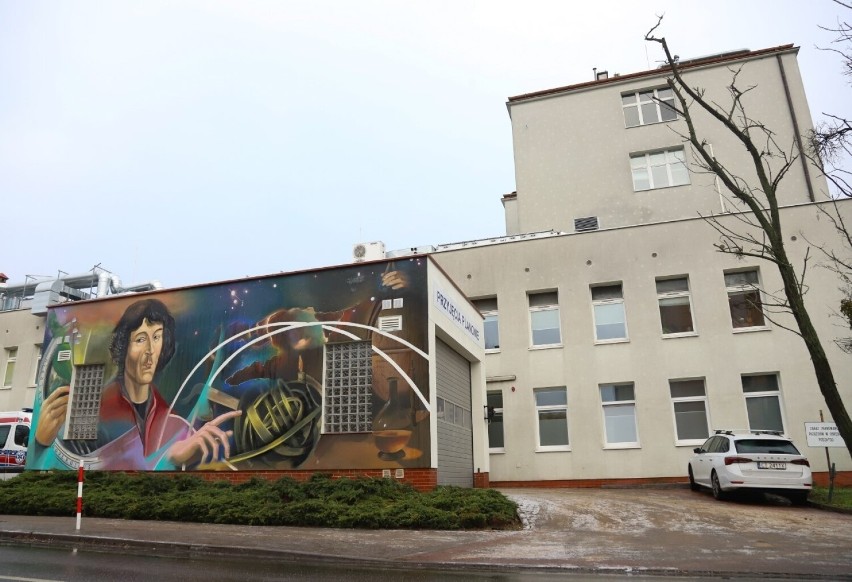 Toruń. Mural z Mikołajem Kopernikiem na szpitalu przy ul. Batorego jest już gotowy [zdjęcia]