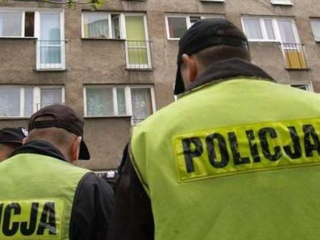 Szczecińscy policjanci uratowali młodego  mężczyznę z płonącego ...
