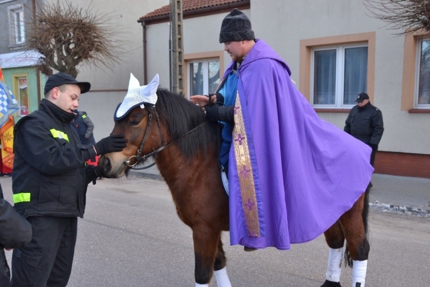 W Skępem orszak Trzech Króli był wyjątkowo liczny i kolorowy. Trzej Królowie dosiedli rumaków [zdjęcia]