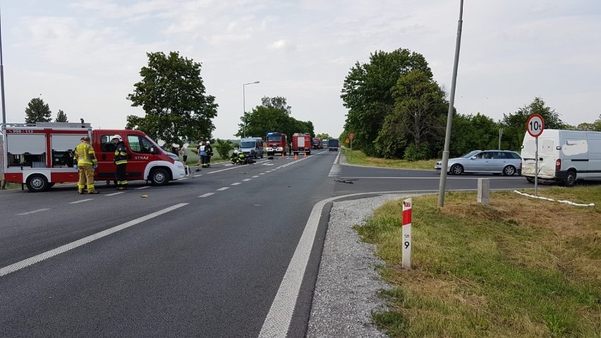 Groźne zderzenie sportowego motocykla i busa na obwodnicy Lwówka [FOTO]