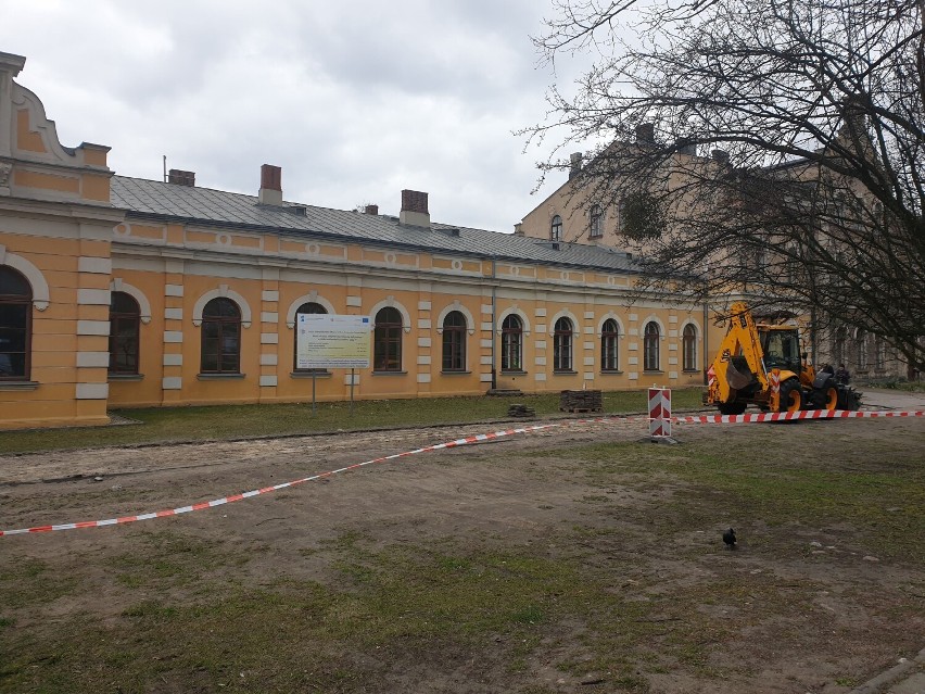 Obecnie wzdłuż dworca jest kładziona kostka. Powstanie...