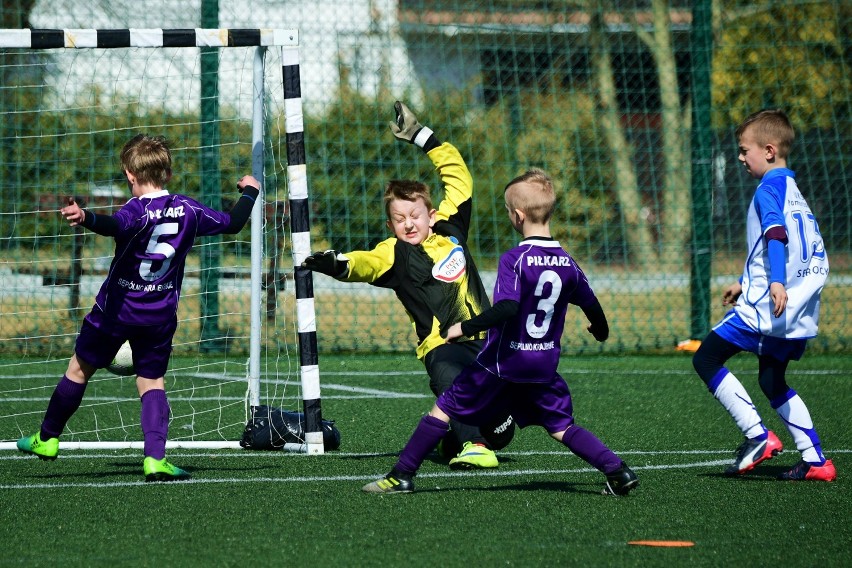 Fragment meczu Małego Piłkarza z Pomorzaninem Serock i gol...