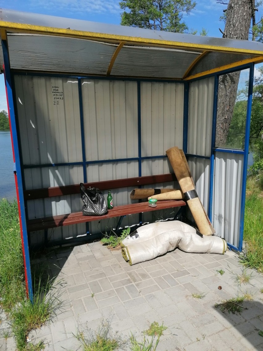 Mieszkańcy Somin zdruzgotani. Ktoś ukradł stół i ławki z boiska sportowego. Proszą o pomoc (zdjęcia)