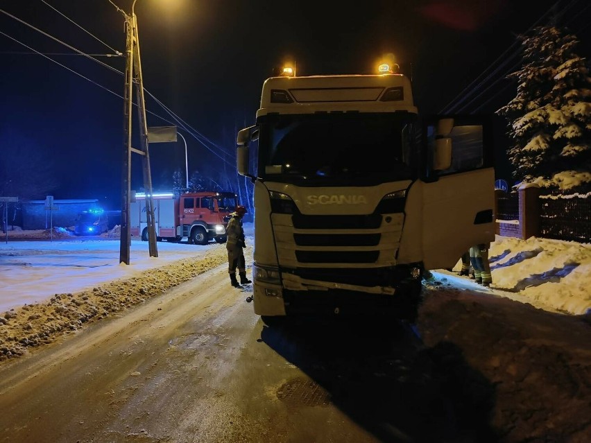 Ciężarówka uderzyła w opla na skrzyżowaniu ulicy w Ostrowcu. Kobieta w szpitalu