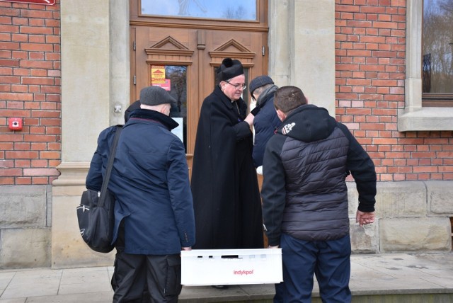 Piotr Natanek przyniósł do Sądu Rejonowego w Suchej Beskidzkiej swoją książkę  i ulotki. Ich treść go pogrąży?