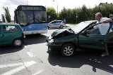 Nissan wjechał pod autobus. 4 osoby ranne