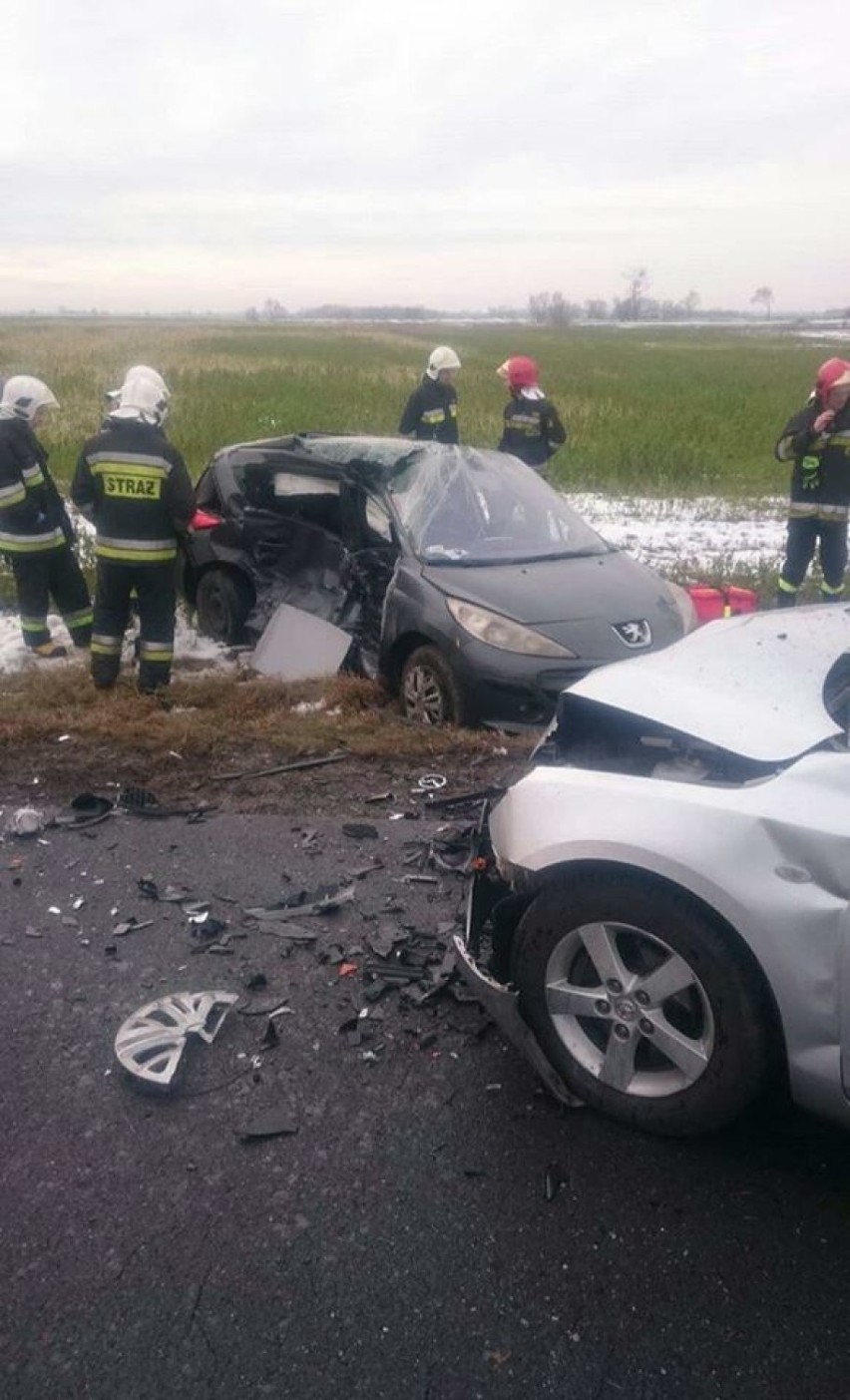 Groźny wypadek w Komorowie! Dwie osoby w szpitalu!