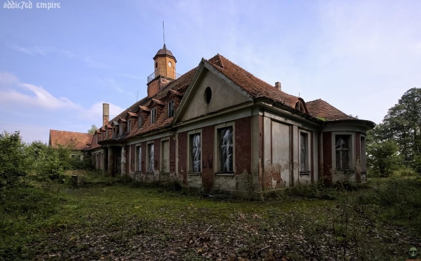 Opuszczony pałac. Za zamkniętą bramą pałacu w Korzkwach....