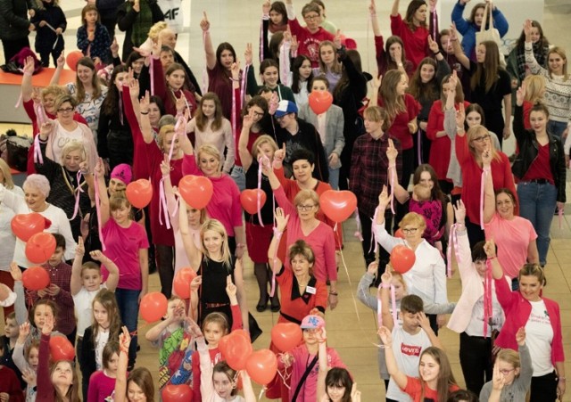 Tak wyglądały dwie poprzednie dąbrowskie akcje w ramach One Billion Rising w CH Pogoria w 2020 oraz 2021 roku

Zobacz kolejne zdjęcia/plansze. Przesuwaj zdjęcia w prawo - naciśnij strzałkę lub przycisk NASTĘPNE